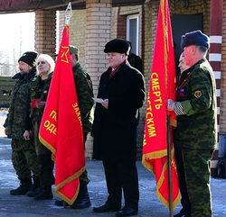 Лидер тюменского обкома РКРП-КПСС отвез в Новороссию знамена
