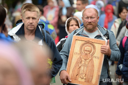 Крестный ход в память Святых Царственных Страстотерпцев от Храма-на-Крови до монастыря на Ганиной яме. Екатеринбург, икона, верующие, крестный ход, паломники, резьба по дереву