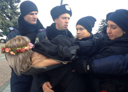 Активистки Femen оголились перед Радой в поддержку ЛГБТ-поправки