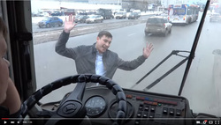 Молодой человек махал руками и гримасничал