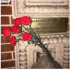 Цены на цветы в киосках у Посольства Франции в Москве поднялись в разы