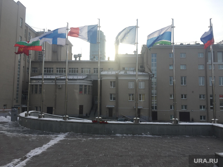 Екатеринбуржцы принесли цветы к генконсульству Франции в Екатеринбурге