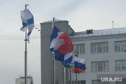 Екатеринбуржцы принесли цветы к генконсульству Франции в Екатеринбурге