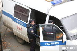 Ленинский суд. Ожидание обвиняемых полицейских. Екатеринбург