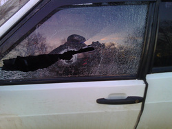 Пробив стекло, пуля попала в руку водителя