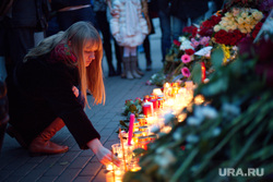 Цветы в память о жертвах терактов в Париже у посольства Франции. Москва, акция памяти, траур