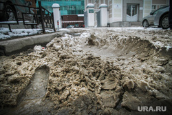 Неубранные тротуары от грязного снега.  Екатеринбург, весенняя распутица, грязный снег, грязь, снег на дороге