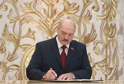 Лукашенко не принял приглашение Наины Ельциной