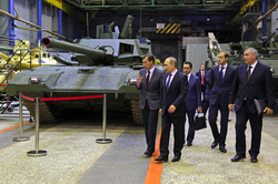 Российского лидера ознакомили с танком на платформе «Армата»