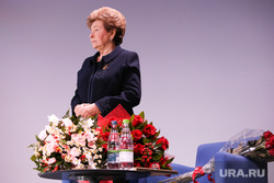Наина Ельцина получила в Екатеринбурге высокое звание. Она так растрогалась, что Чернецкому пришлось ее поддержать. ФОТО