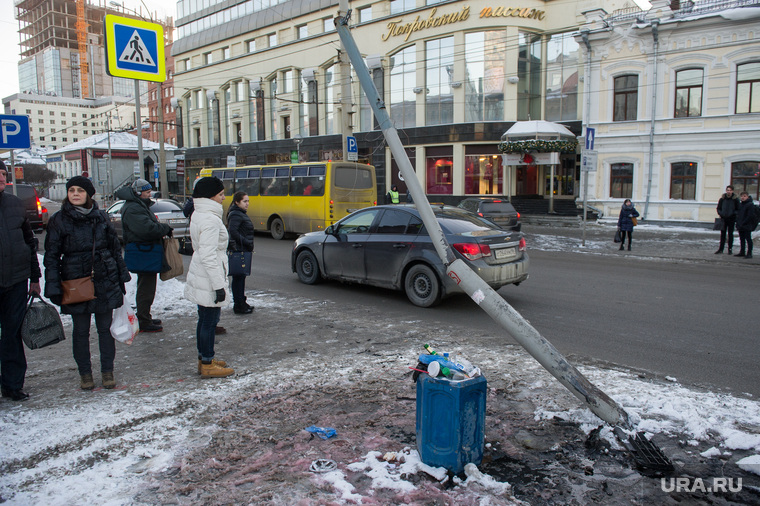 Погнутый светофор на Малышева - Розы Люксембург. Екатеринбург