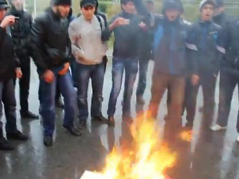 Сжигают мусульман. Сожжение исламских флагов. Сжигание Исламского флага. Мусульмане Закарпатья.
