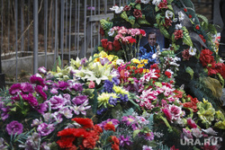 Родительский день. Северное и Широкореченское кладбища. Екатеринбург, венки, могилы, цветы