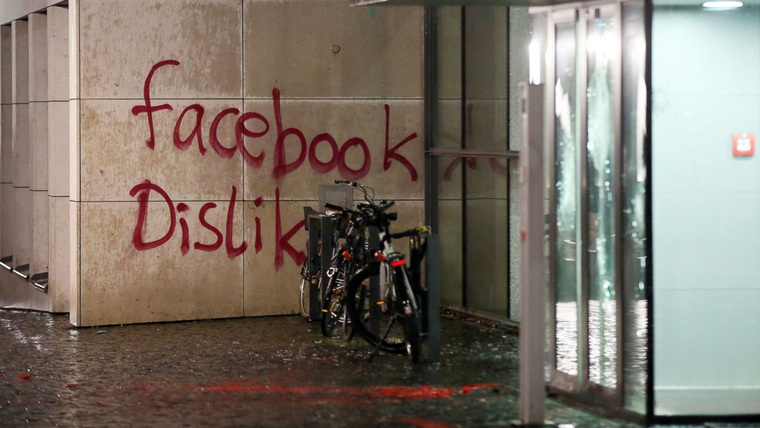 На Facebook (деятельность запрещена в РФ) нет кнопки dislike