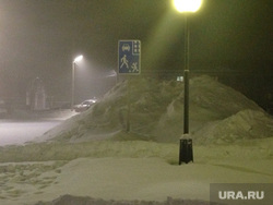 Снежные улицы Салехард, пешеходный переход, сугроб