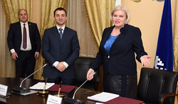 Вице-губернатор Ямала и представитель компании "ВИС ТрансСтрой" подписали соглашение о строительстве железной дороги