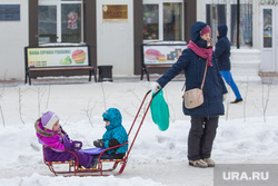 Дети и взрослые. Ханты-Мансийск, ребенок, мама с коляской, санки, дети
