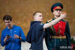 Мамаев курган. Волгоград, туристы, часовой, селфи, гвардеец