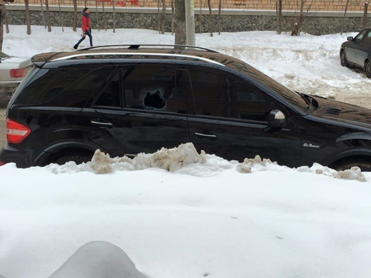 Mercedes Михаила Бакова подвергся нападению на Испанских рабочих