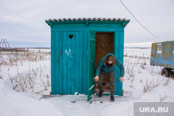 Деревня Шапша. Строительство храма. Ханты-Мансийский район, деревенский туалет