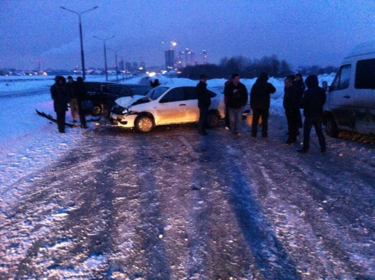 Автомобили загородили проезд на восточном обходе