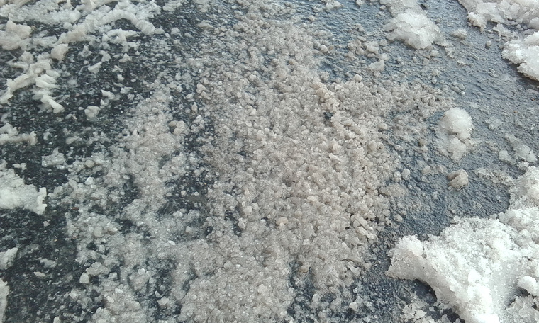 Реагенты зимой. Реагент для снега. Реагент от льда. Реагент на тротуаре.