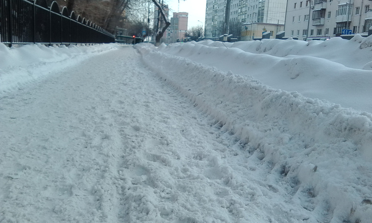 «Убранный снег» на тротуаре улицы Профсоюзная