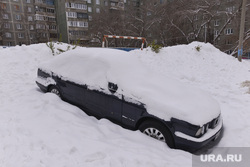 Уборка снега во дворах. Челябинск., сугроб, парковка, машина