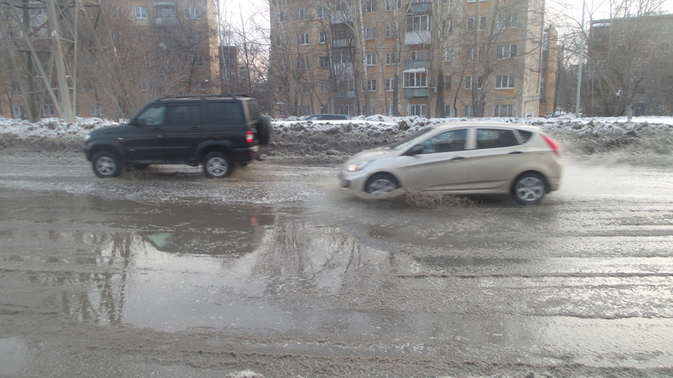 Вся улица Новосибирская 2-я превратилась в огромную лужу из грязи и воды.