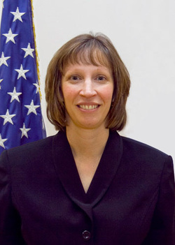 Линн Трейси — дипломат-профессионал, специализирующийся на странах бывшего СССР