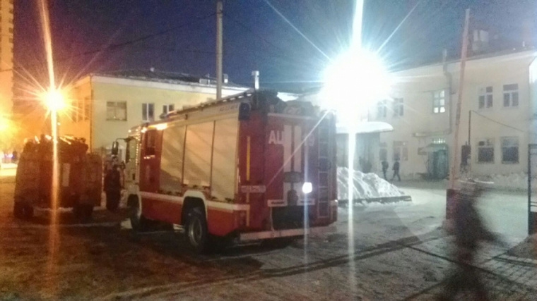 На место прибыло шесть пожарных машин