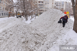 Выезд по уборке снега. Челябинск., снег, горка, школьник, мальчик, куча