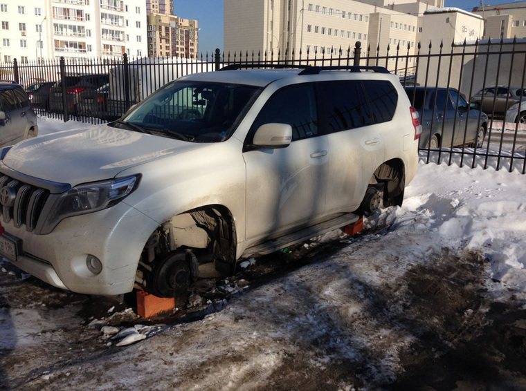 В Екатеринбурге «разули» дорогую иномарку