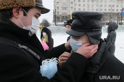 Пенсионера, устроившего пикет у Ельцин Центра, спасла от суда эпидемия гриппа