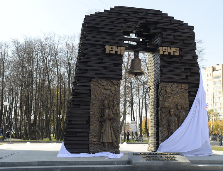 Памятник фронтовикам-железнодорожникам открыли осенью прошлого года. Тюменцы рассчитывают показать его Олегу Белозерову