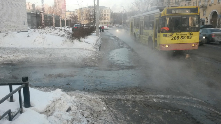 Кипяток течет на выезде из колонии
