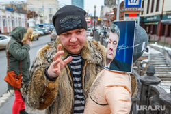 Антон Симаков вешает резинового Порошенко. Екатеринбург, симаков антон, порошенко петр