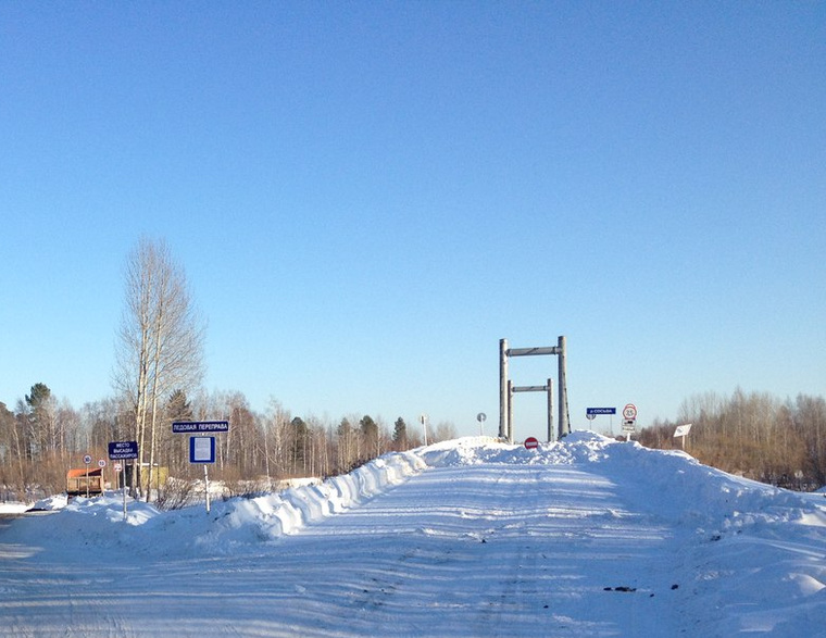 Проезд на мост завалили снегом