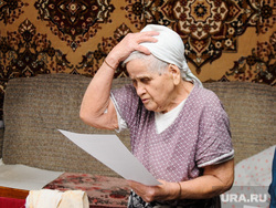Клипарт. Челябинск., мчс, пенсионерка, квитанции, старость, комуналка, счета, жкх, пенсия, пожилой человек