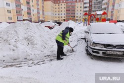 Уборка снега во дворах. Челябинск., дворник