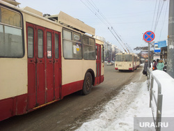 Троллейбусы Челябинск авария, остановка, троллейбус