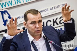 Шумков Вадим, директор департамента инвестиционной политики правительства ТО. Тюмень, шумков вадим, портрет, жест двумя руками