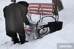 Курган (снег, улицы, газовые трубы), пенсионерка, скамейка