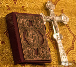 Ночная рождественская служба в Кафедральном соборе Магнитогорска., крест, библия, распятие, храм, молитва, церковь