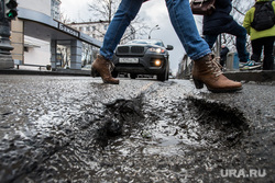 Состояние дорог в Екатеринбурге после зимы также, мягко говоря, оставляет желать лучшего