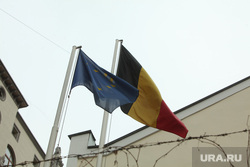 Россияне несут цветы к посольству Бельгии. ФОТОрепортаж