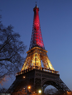 Главный символ Парижа окрасили в бельгийский триколор
