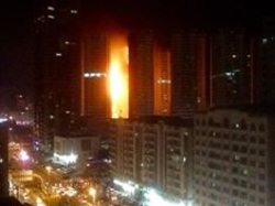 В ОАЭ горят небоскребы