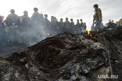 Гражданские блокируют военную технику между Краматорском и Славянском. Украина, дым, армия, военные, пожарище, пепелище, гарь, война, солдат