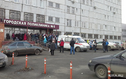 Недоумевающие люди не знали, что внутри пытаются спасти умирающего дедушку